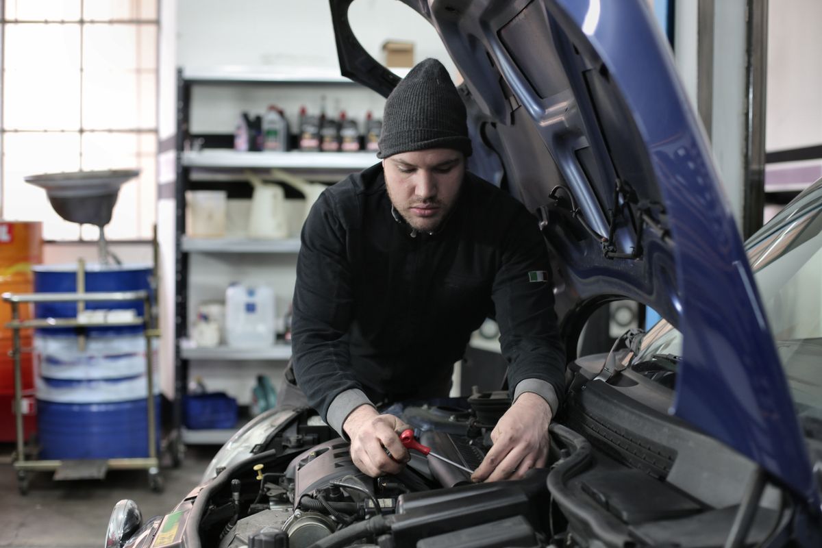Equipe e estoque de peças automotivas